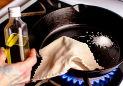 seasoning cast iron skillet